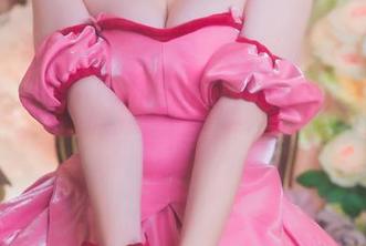 图片中的Hatori Sama,水手服穿得恰到好处,仿佛一阵微风轻轻扫过…